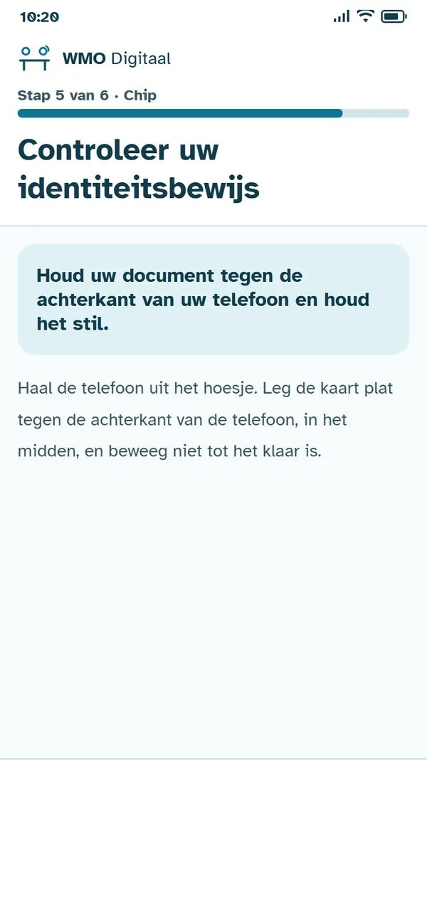 Stap 5 van 6: 'Houd uw document tegen de achterkant van uw telefoon en houd het stil.'